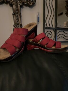 Women's Red Wedge Slide Sandals with Triple-Strap Design White Mountain size 9